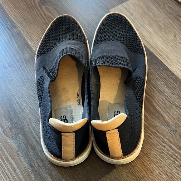 UGG Sammy SZ 8 navy blue knit slip on flats. Great condition. - Picture 3 of 7